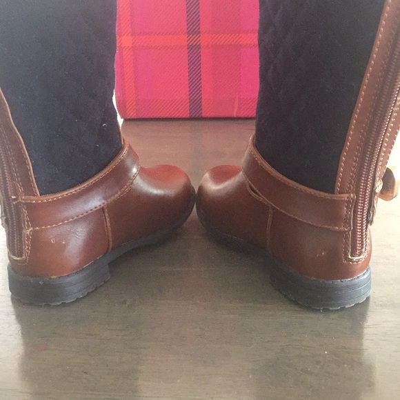 Size 7 boots - Picture 3 of 4